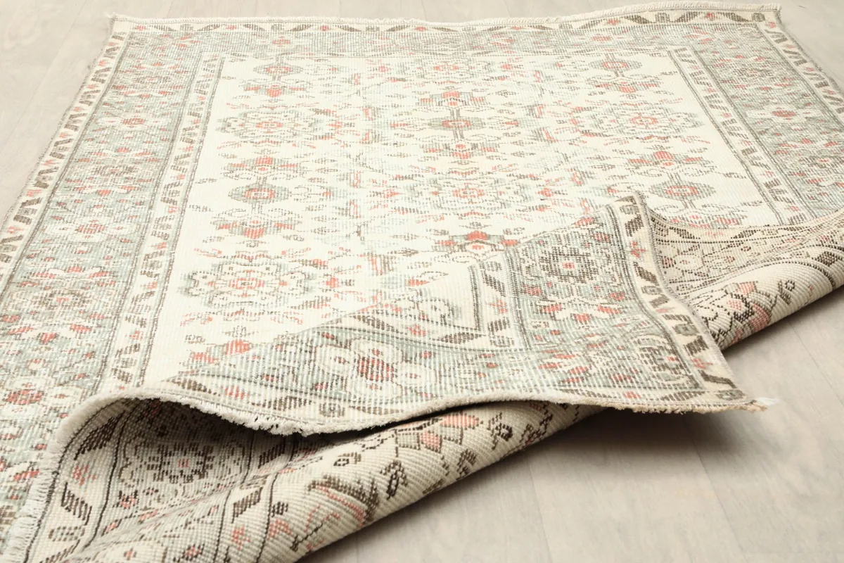 Close-up of the low wool pile and the intricate patterns in the border and field