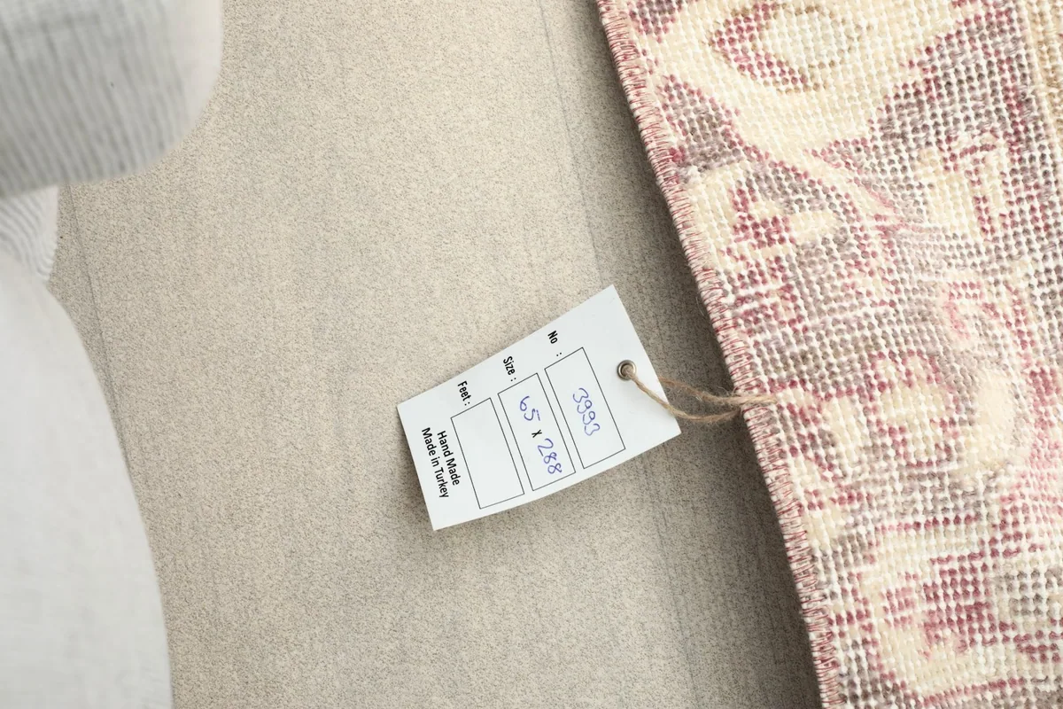 Close-up of the product tag attached to the runner, showing size information and origin details.