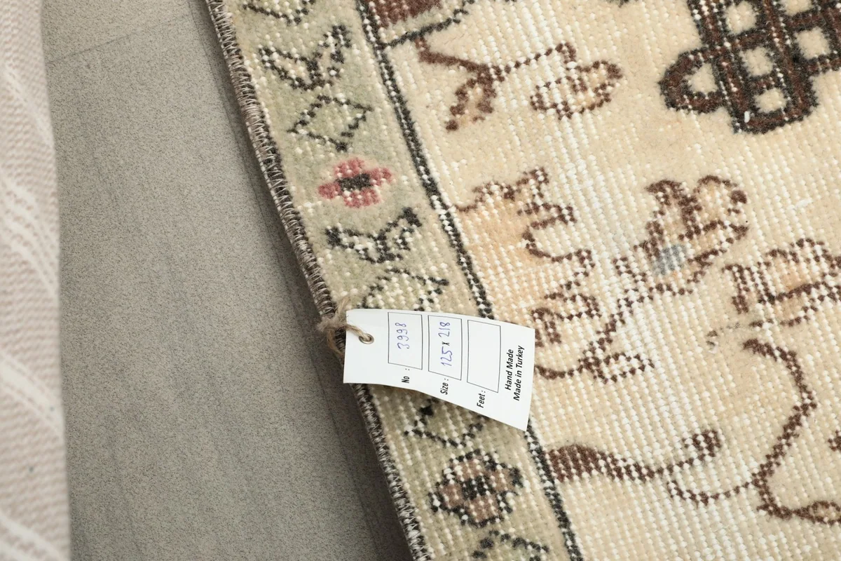 Close-up of the rug's corner with a product tag, showing the border design