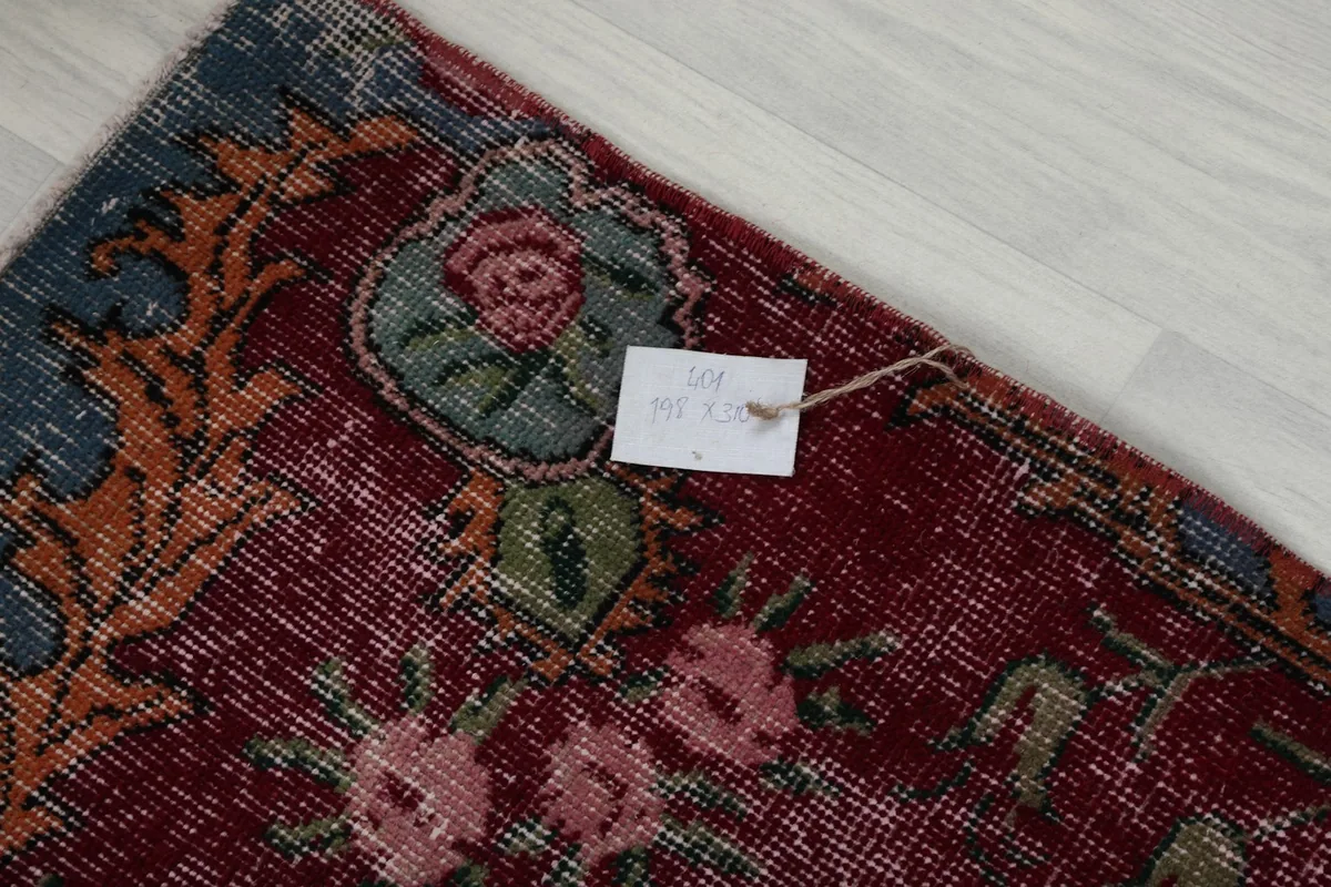 Corner of the rug with a product tag, displaying a close-up of the border pattern