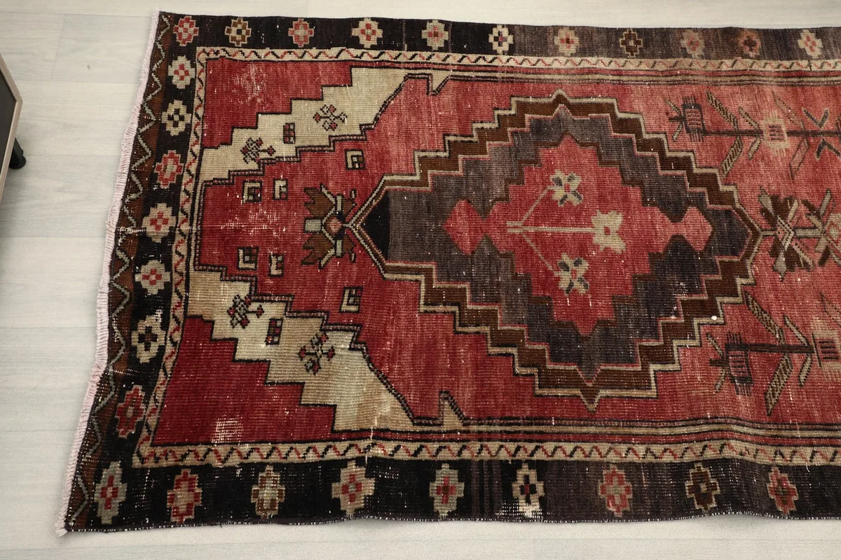 Detailed view of one end of the runner, showing the border design and color variations