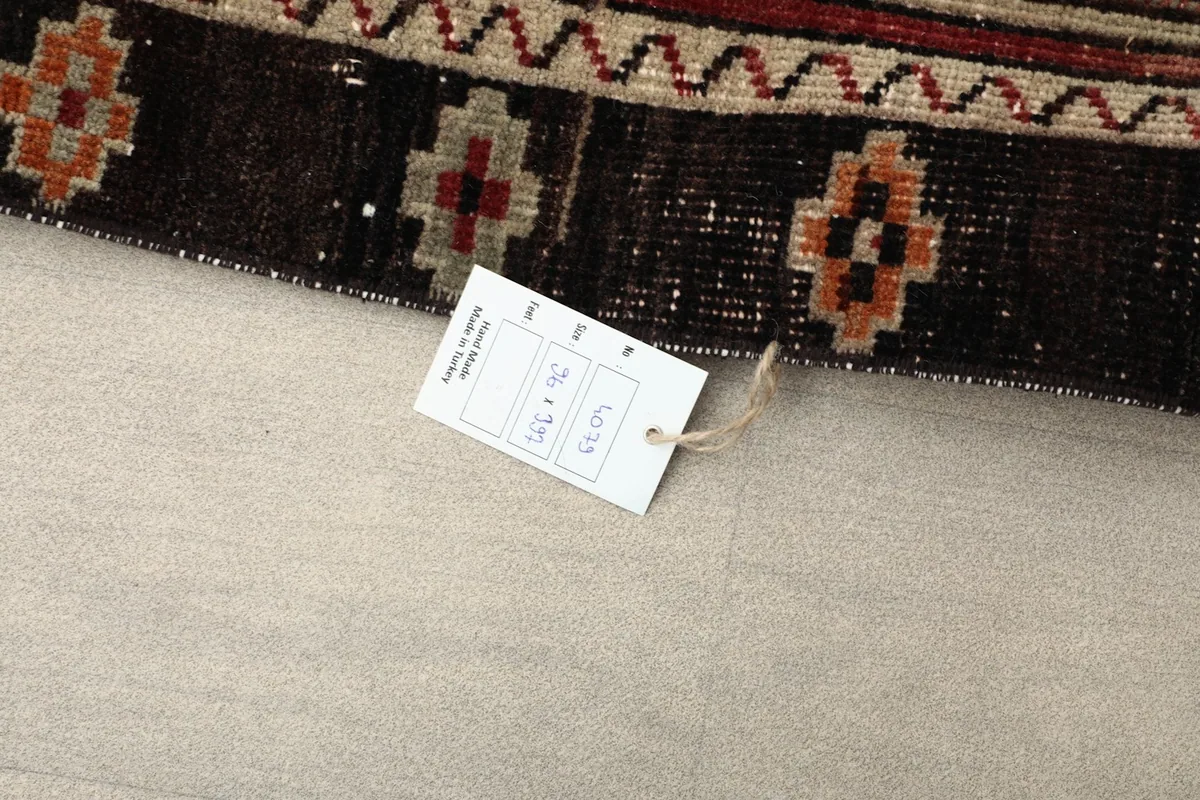 Product tag displaying the rug's size and origin, placed on the rug's border