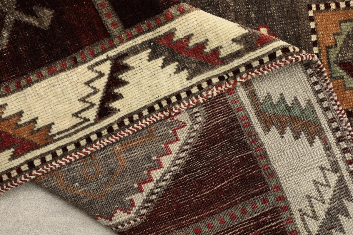 View of the back of the runner and a folded edge, showing the tight knotting and foundation
