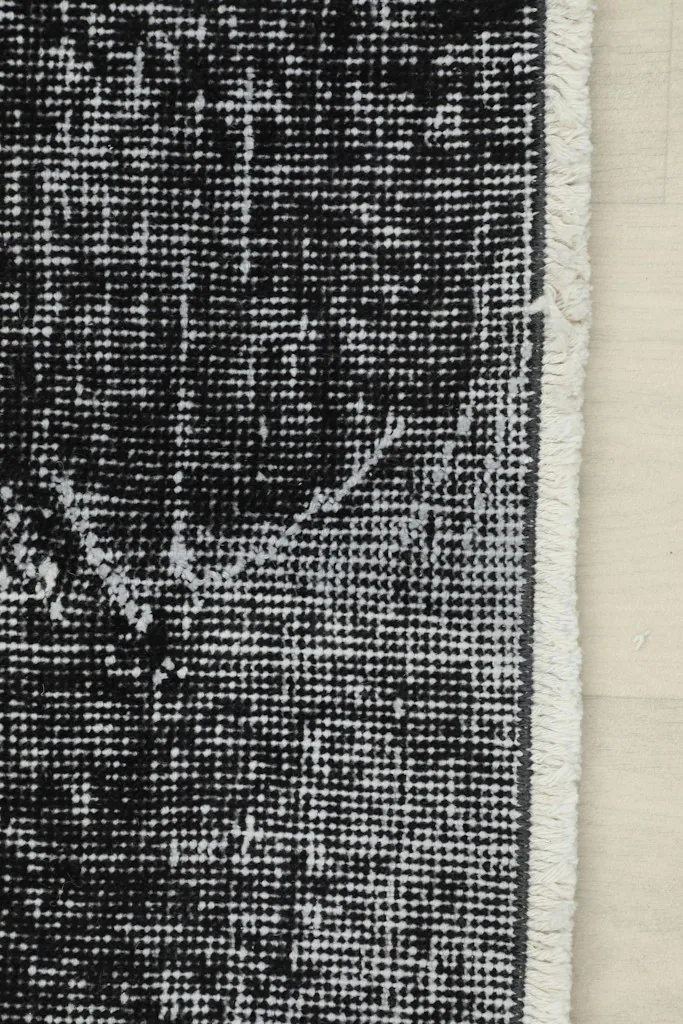 Close-up of the short, off-white cotton fringe and the rug's edge