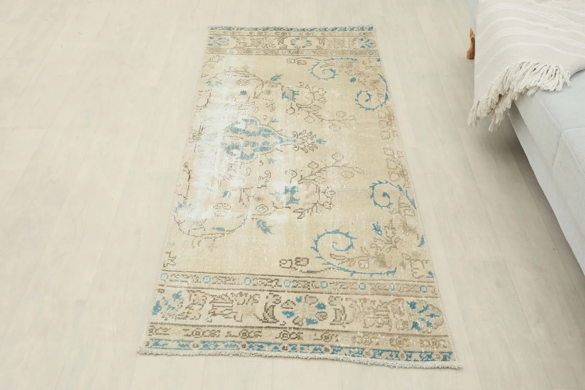 Overhead view of the runner laid flat, providing a complete perspective of its design and colors