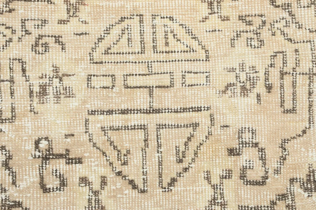 Close-up of the intricately knotted gray pattern within the central medallion
