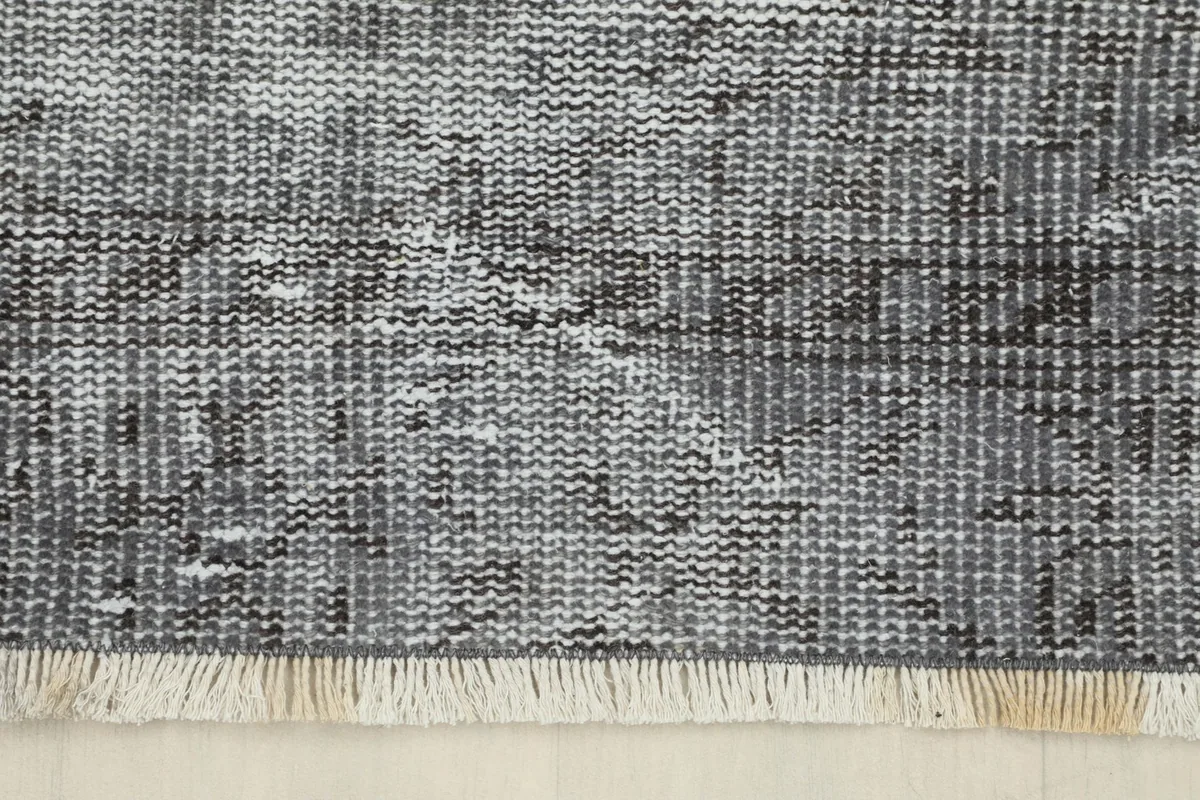 Detail of the rug's short, natural fringes and the end finish
