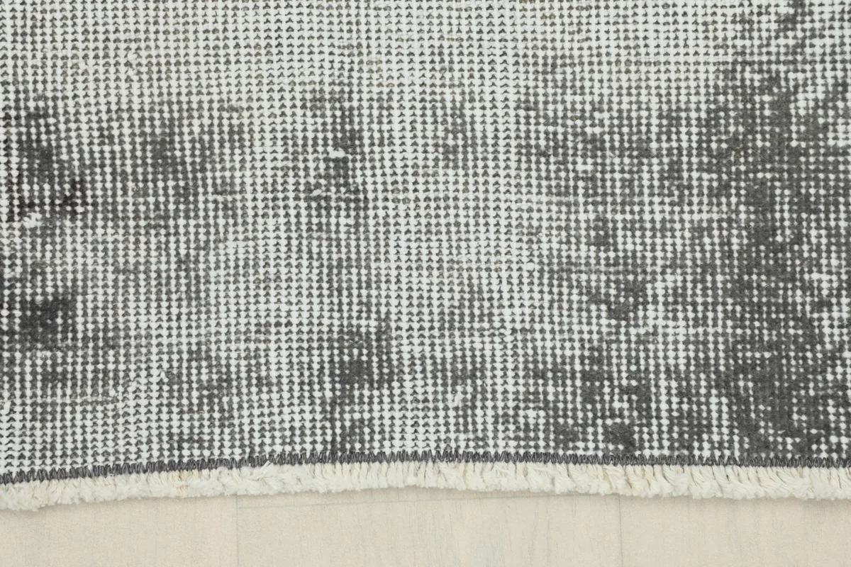 Close-up of the rug's edge and short, natural fringe, showcasing the clean finish.