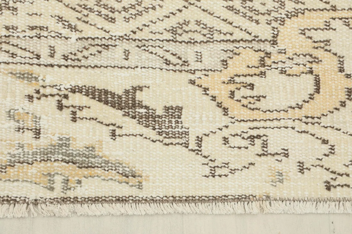 Detail of the short, natural fringe and edge finishing of the Beige Medallion Anatolian Rug.
