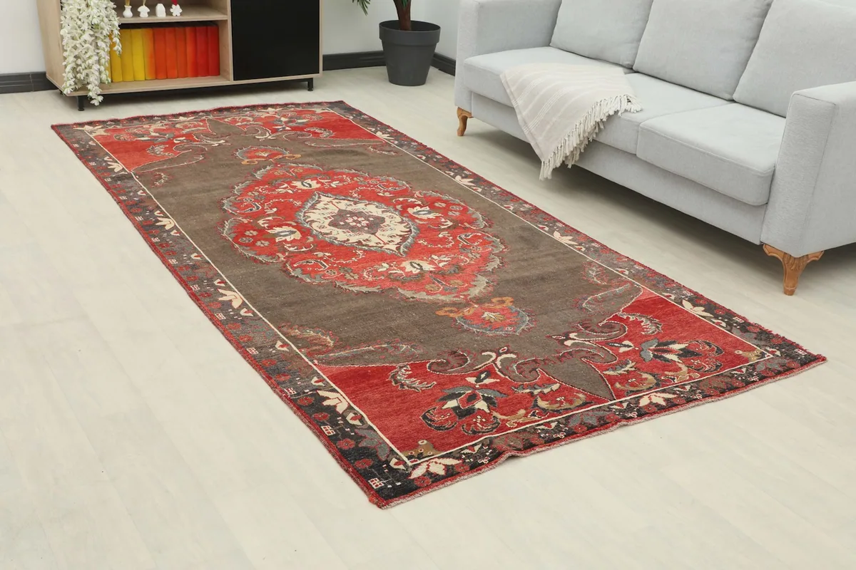 Angle view of the large gray and red rug in a modern living space