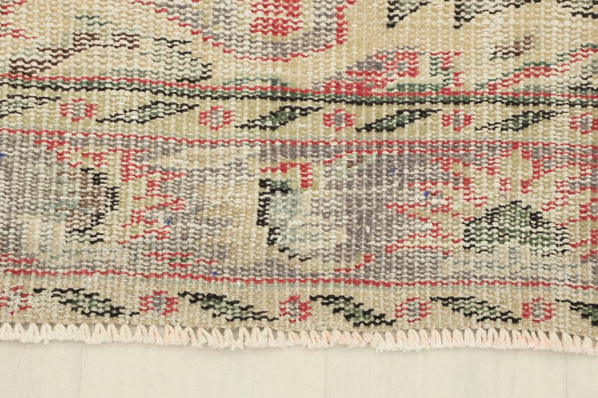 Close-up of the short, natural cotton fringe and border edge of the rug