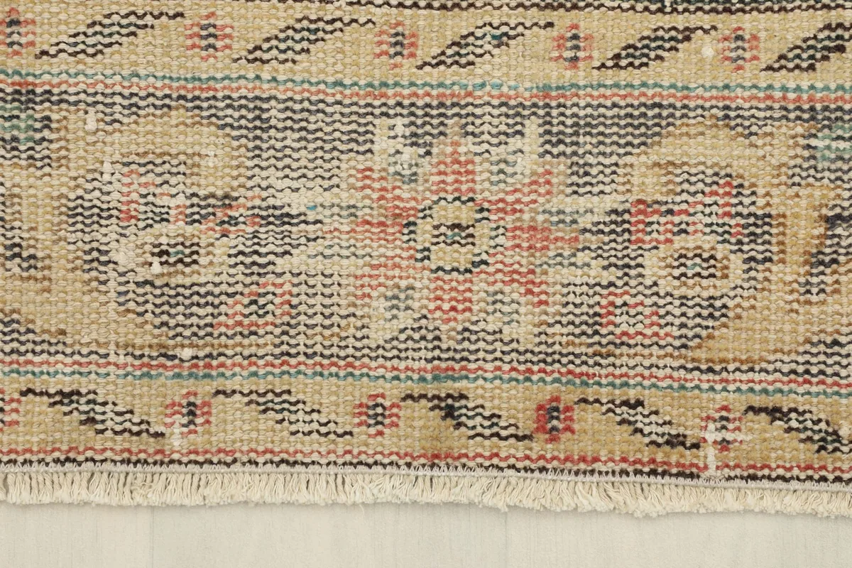 Detail of the short fringe and the edge of the rug, showing the cotton foundation