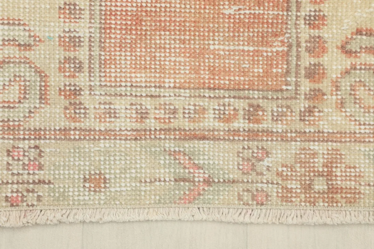 Close-up of the short, natural fringe and border design