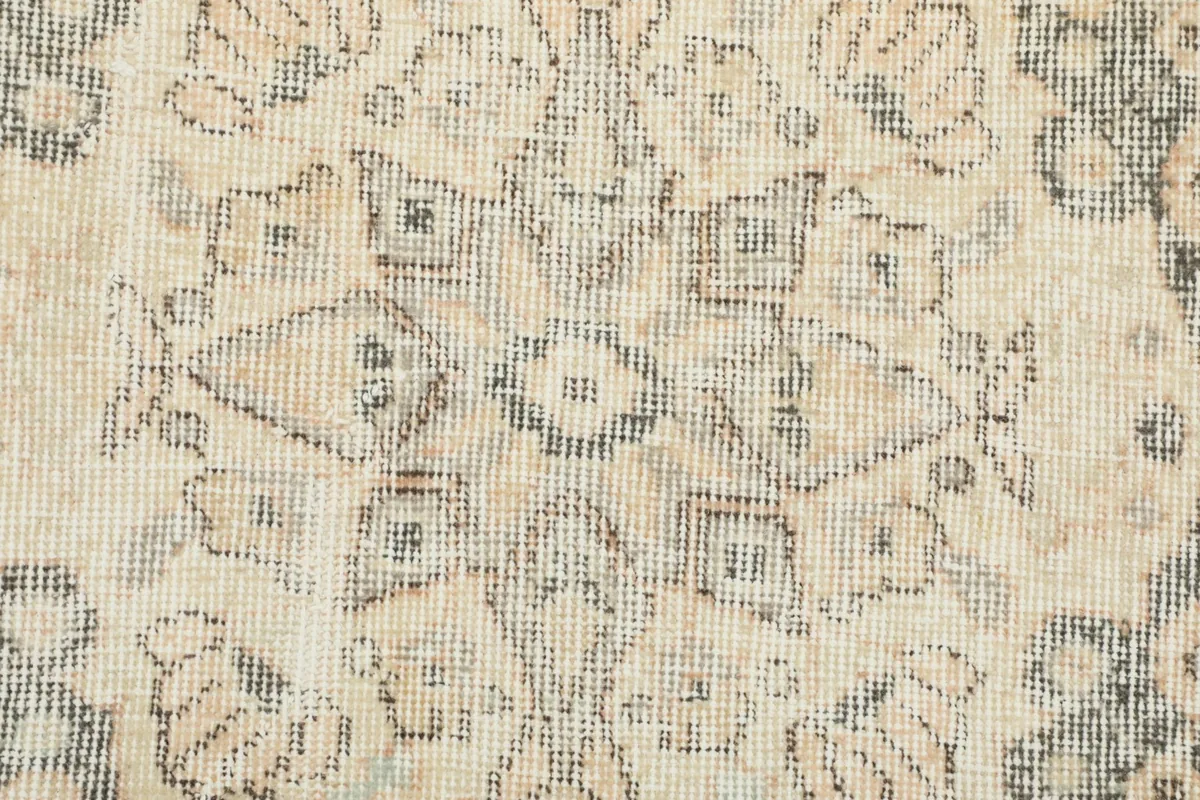 Close-up of the low wool pile, showing the hand-knotted texture and natural wear.