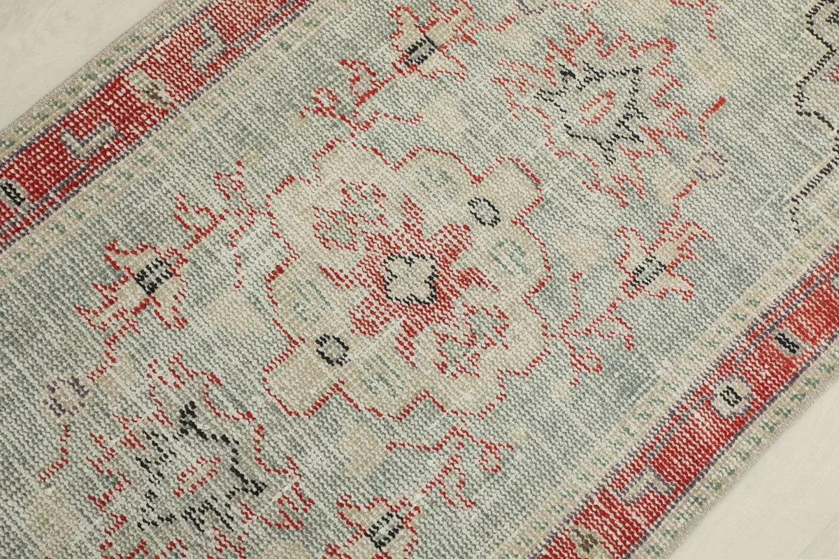 Detailed view of the central medallion pattern and surrounding gray field