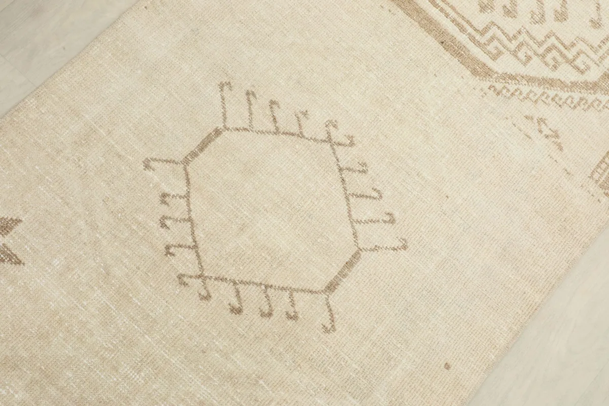 Close-up of a central geometric design on the cream vintage runner
