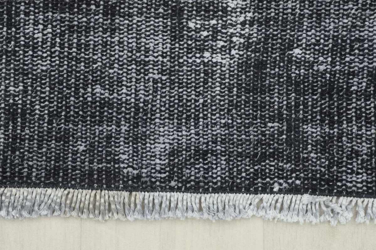 Close-up of the rug's short, natural fringes and the end finish.