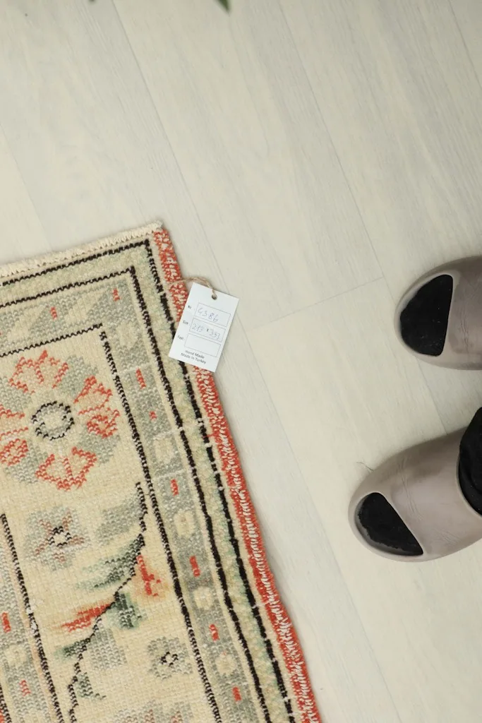 Overhead shot of a corner of the rug with a size tag, showing the detailed border pattern