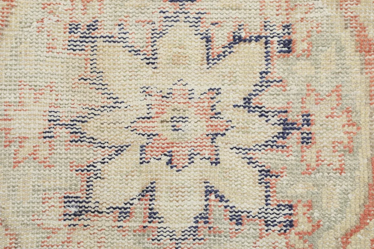 Close-up of the low wool pile, revealing the hand-knotted texture and intricate details of the medallion.