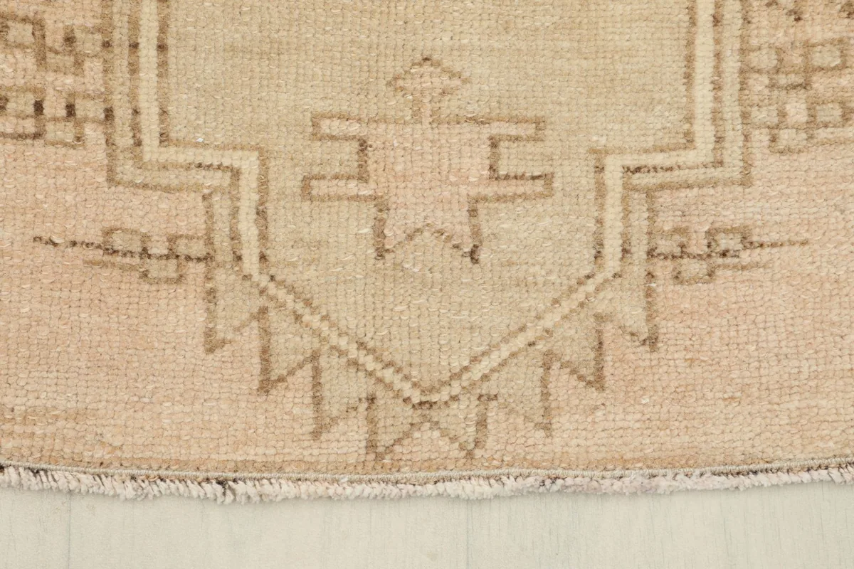 Detail of the short, natural fringe and the end border of the rug