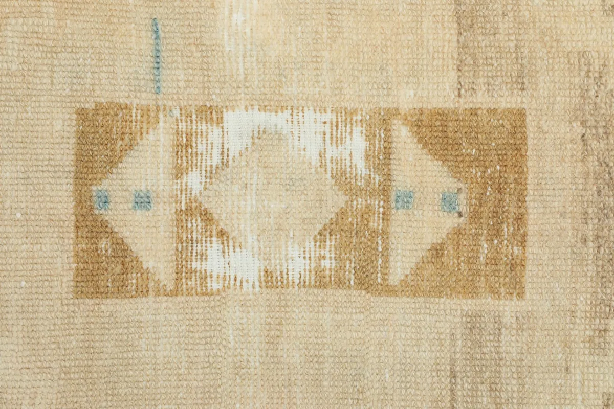 Close-up of a specific geometric design element within the runner's pattern.