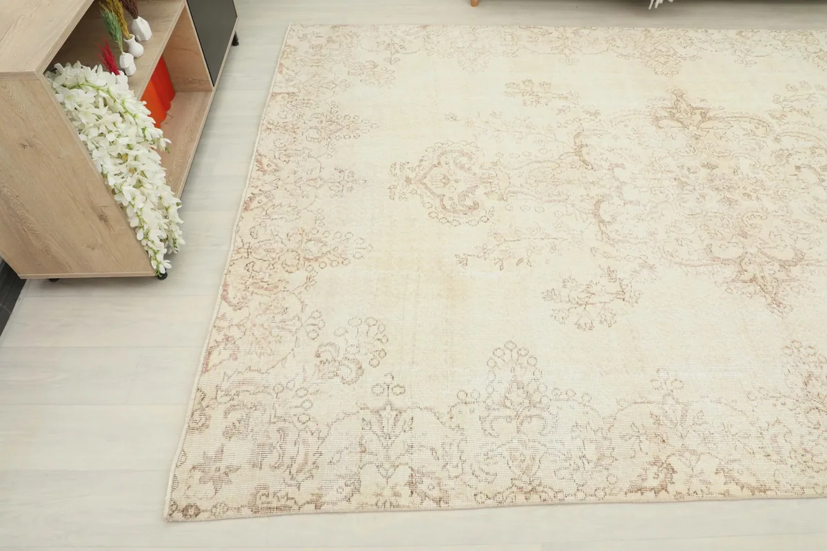 Angled view of the rug's corner and side, showcasing its dimensions