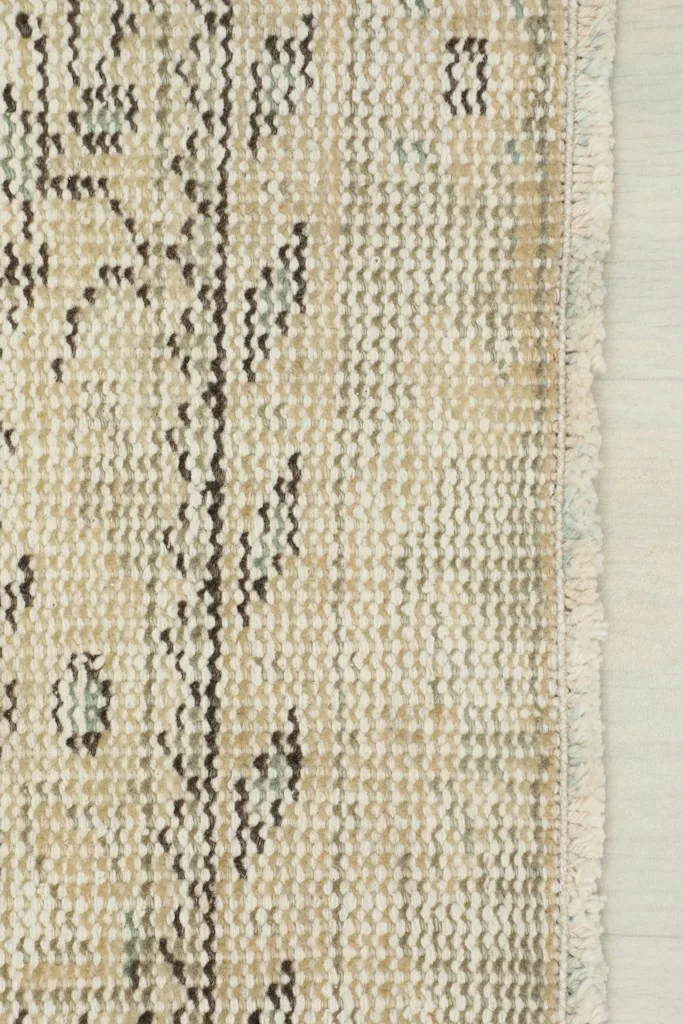 Close-up of the rug's natural fringe and the woven edge.