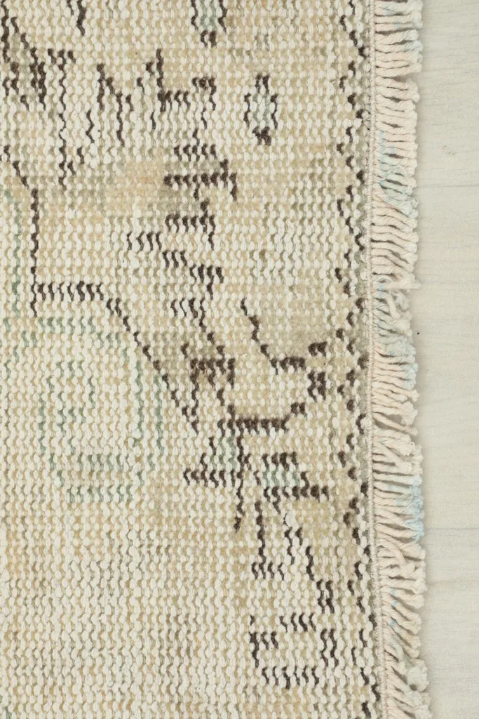Close-up of the fringe and the edge of the runner, displaying the tight weave
