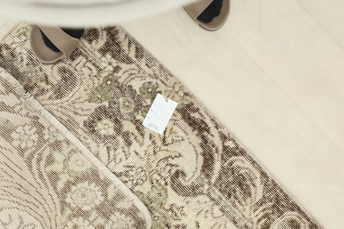 Overhead view with a tag on the rug, showing its texture and color variations
