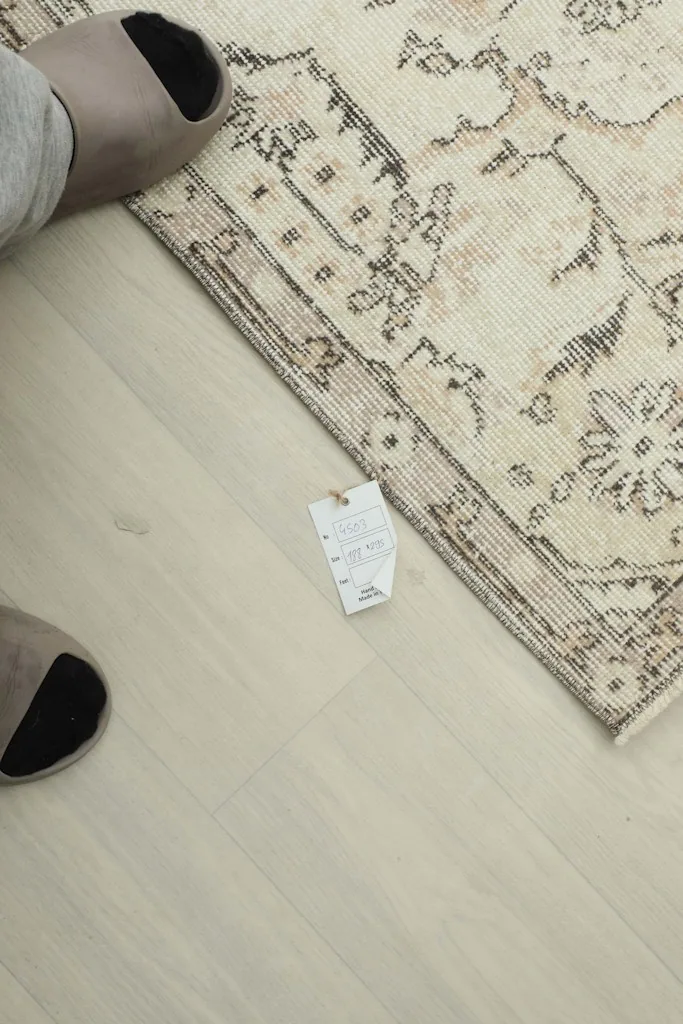 Close-up of the rug's edge with a size tag, demonstrating the texture and craftsmanship.