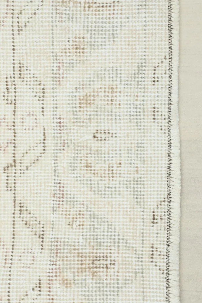 Close-up of the rug's edge and short, neat fringes.