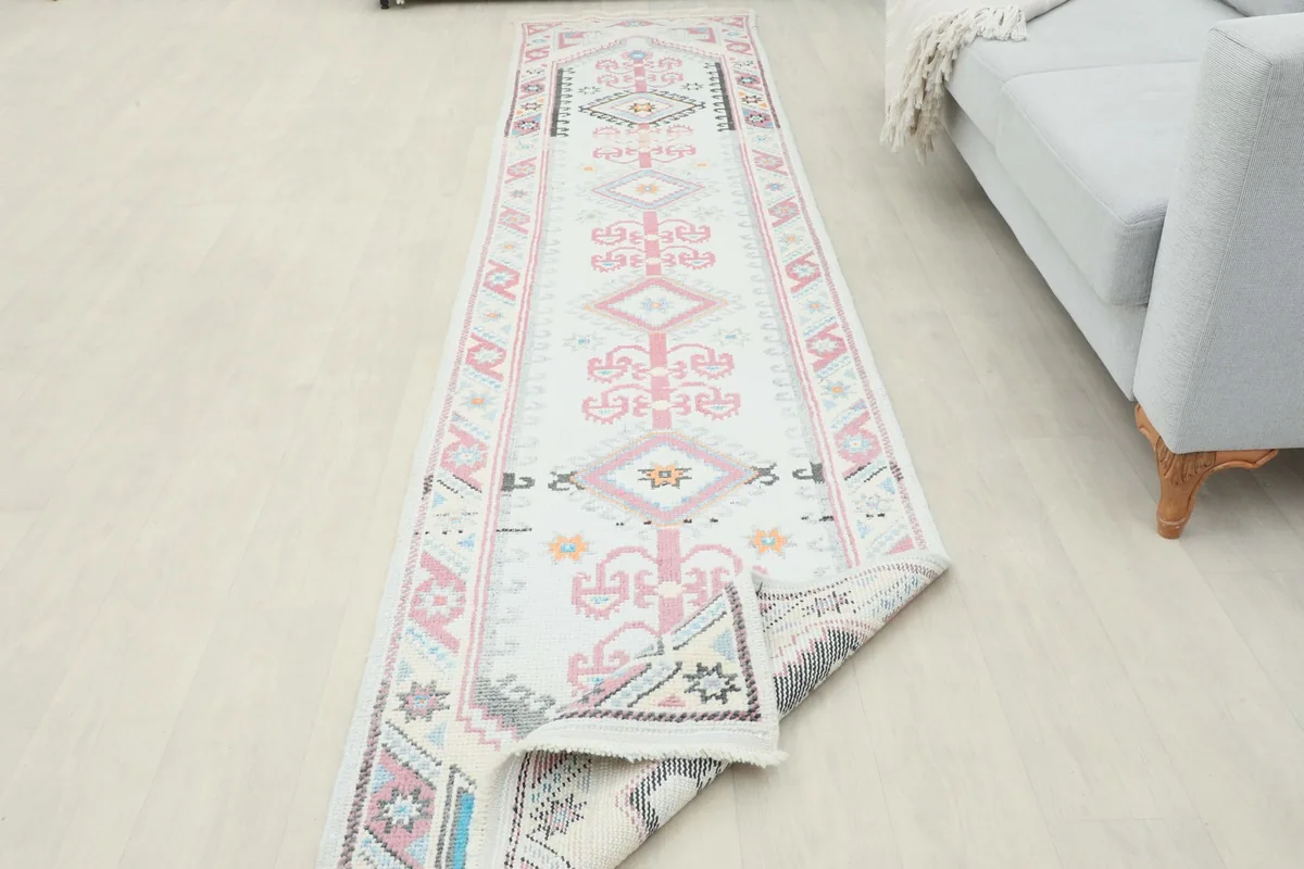 Runner partially folded back, demonstrating its flexibility and the consistent pattern from end to end.