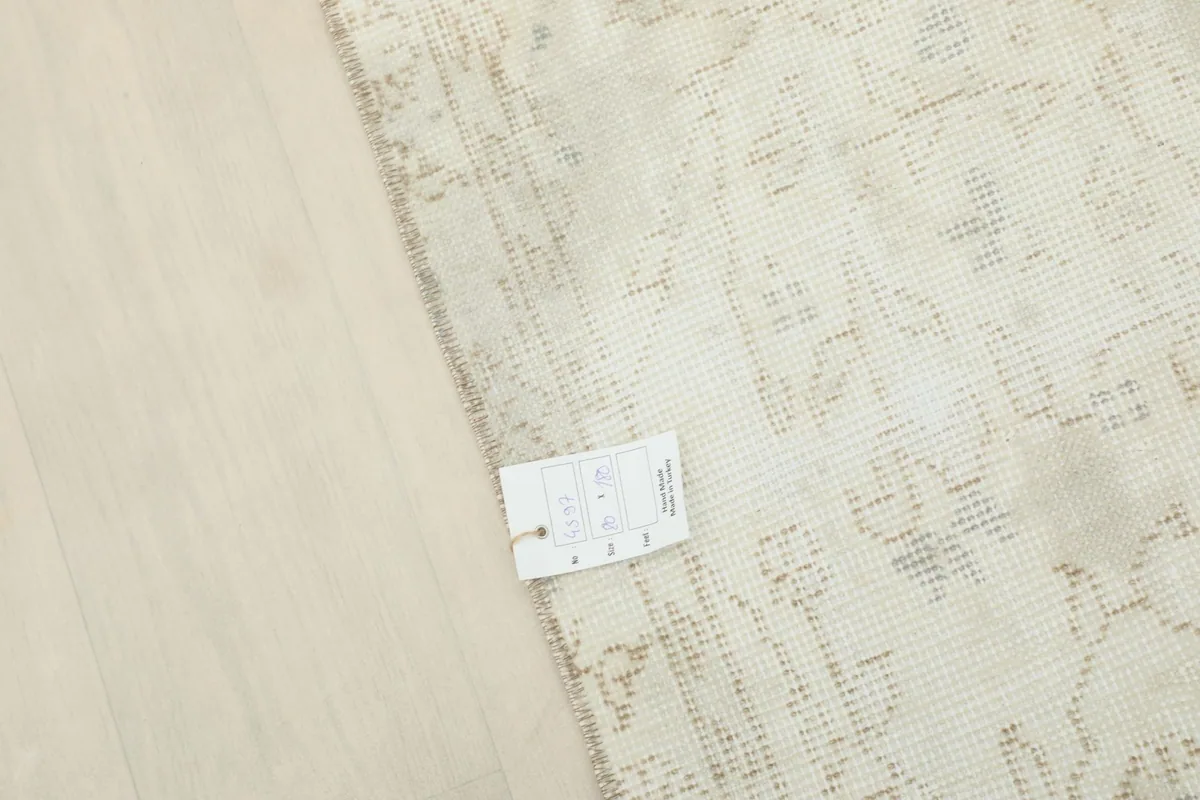 Close-up of the rug with a size label, showing the texture and color details