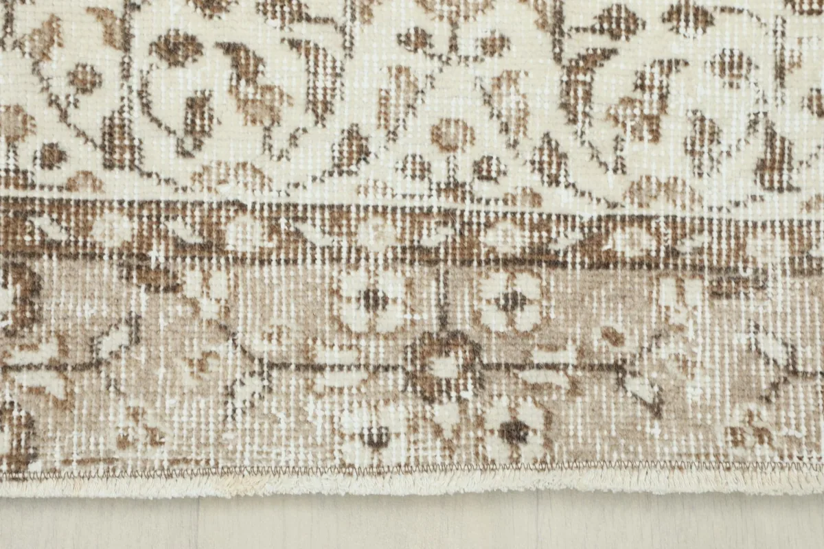 Close-up of the end of the rug, showing the short fringe and border details