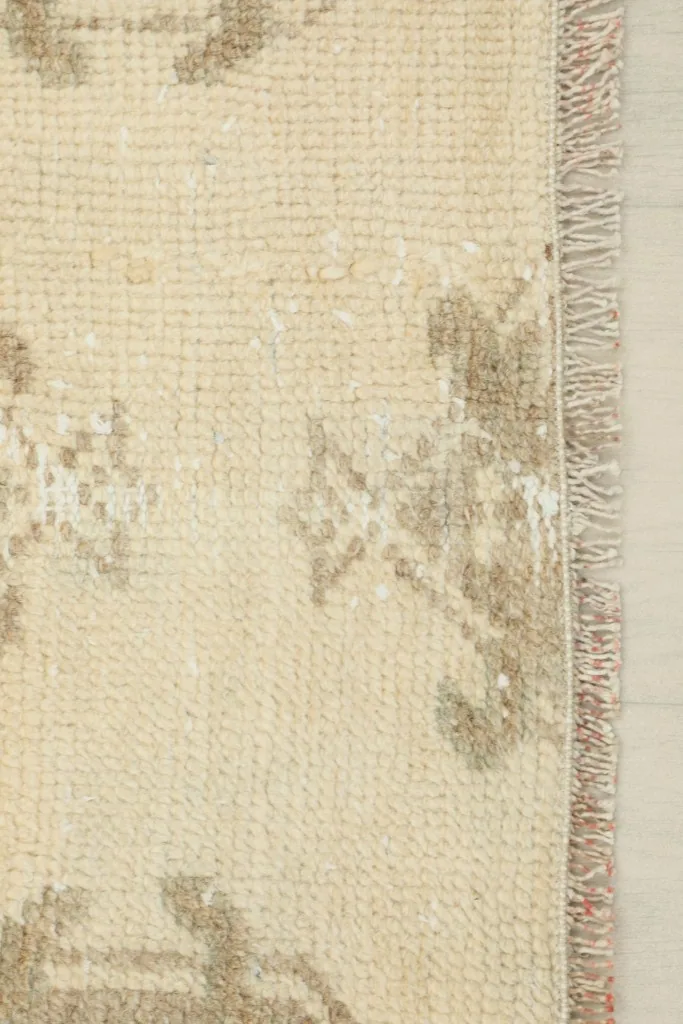 Close-up of the short, natural fringes and side finish of the runner