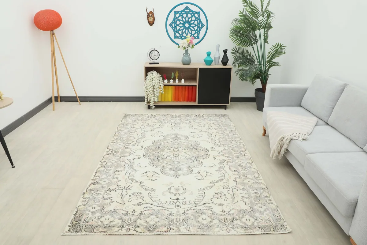 Full room view of the 5x8 vintage ivory and gray rug laid out in a modern space