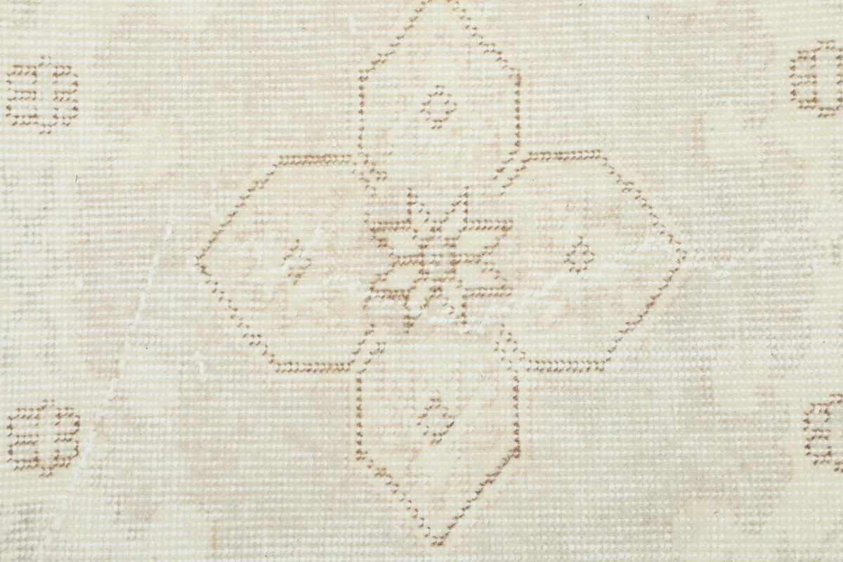 Close-up of a distinct star-like geometric motif within the rug's pattern.