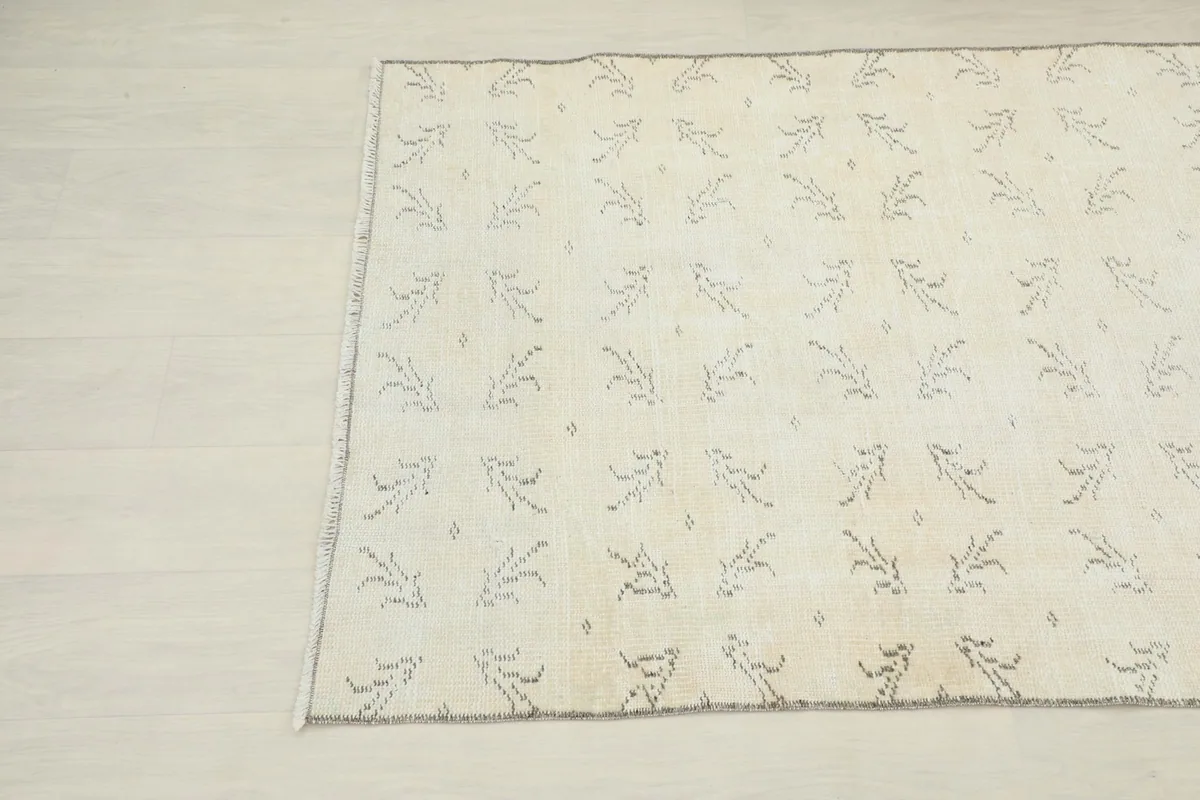 Another angled perspective of the rug, focusing on the even distribution of the cream field and charcoal motifs.