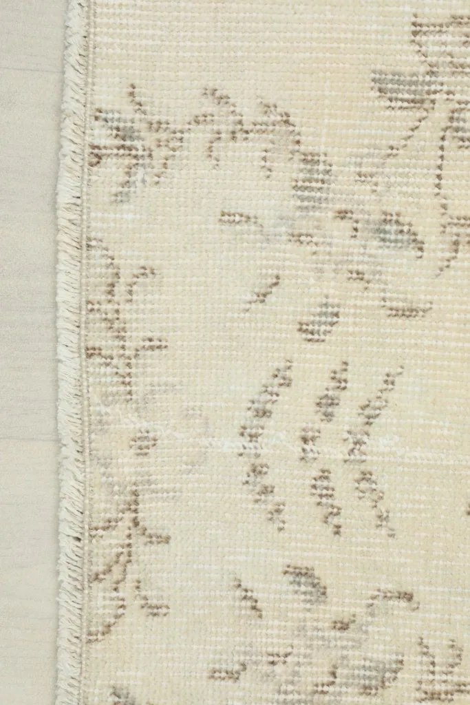 Close-up of the rug's edge and short, neat fringe