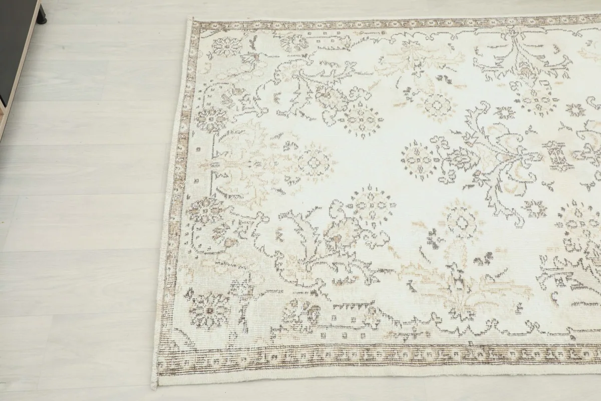 Overhead angle of the rug's corner, highlighting the beige border and field