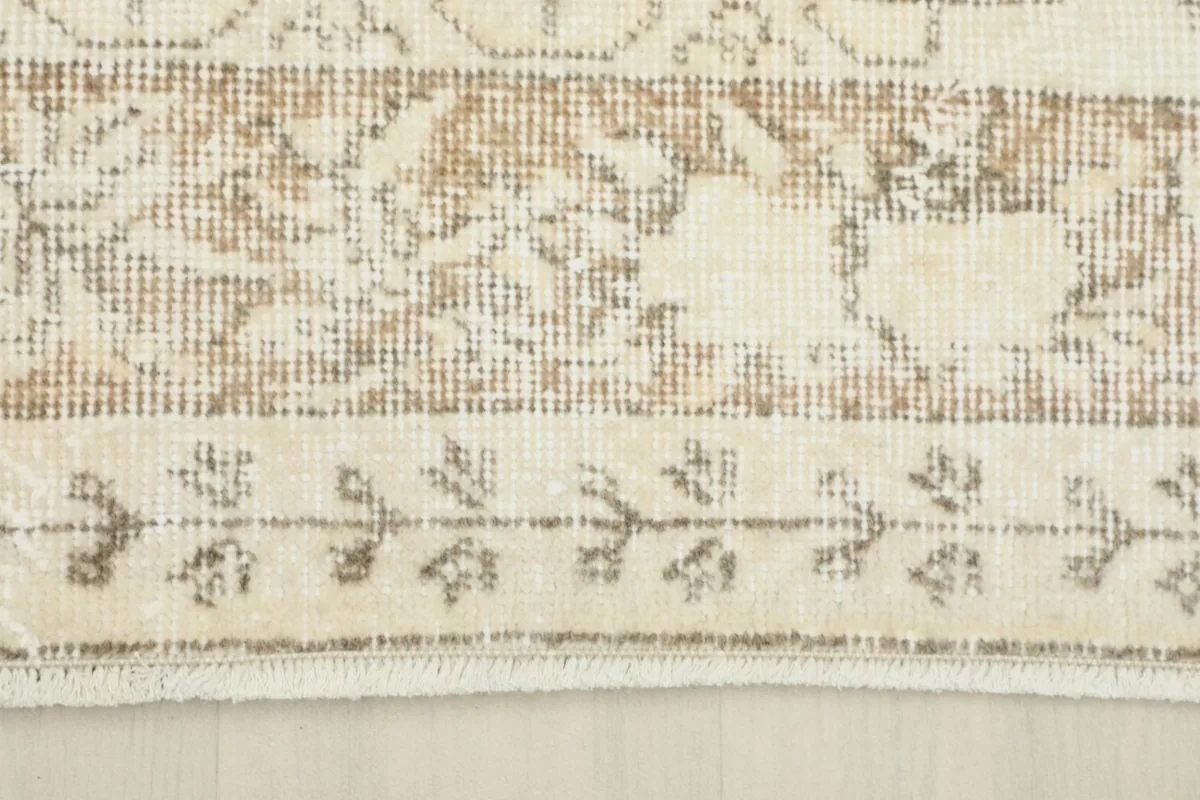 Close-up of the rug's intricate border design and the edge finishing.