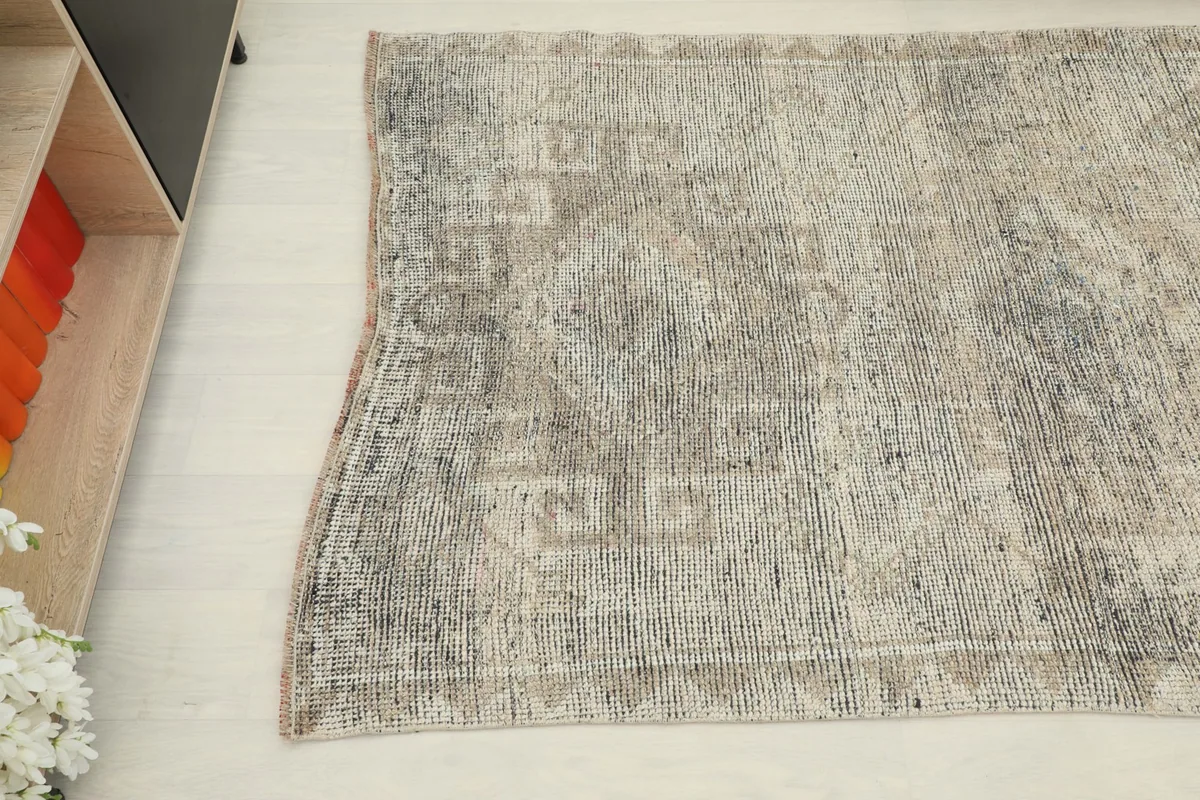 Angle view of the runner's mid-section, displaying the distressed gray and beige pile texture