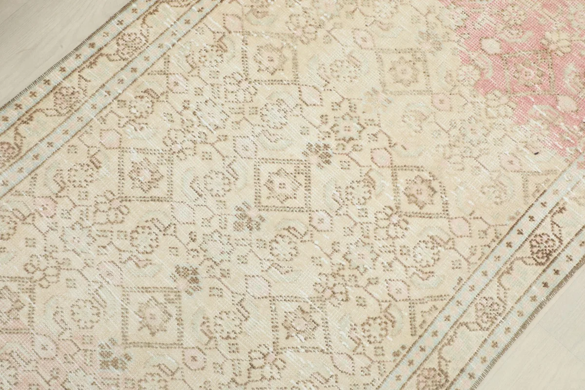 Detailed view of the beige field with repeating diamond and star-like geometric patterns.