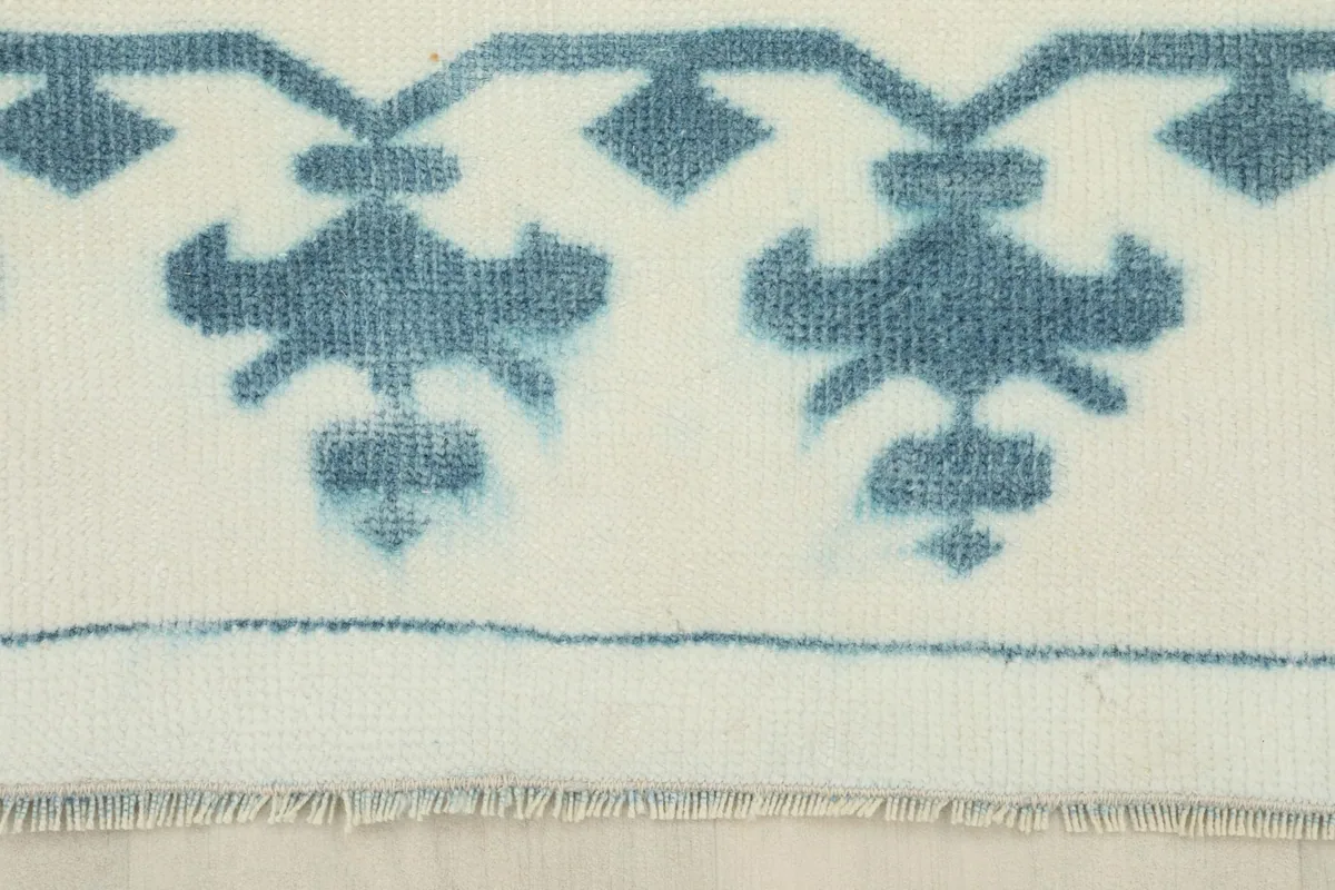 Detail of the low wool pile and the hand-knotted construction near the fringe