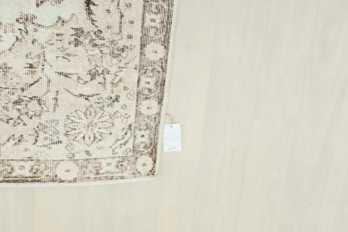 View of the rug's edge with a product tag, showing the clean finish and border detail