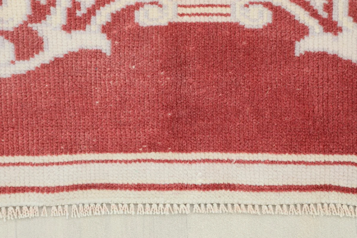 Close-up of the short ivory fringe and the edge of the rose field