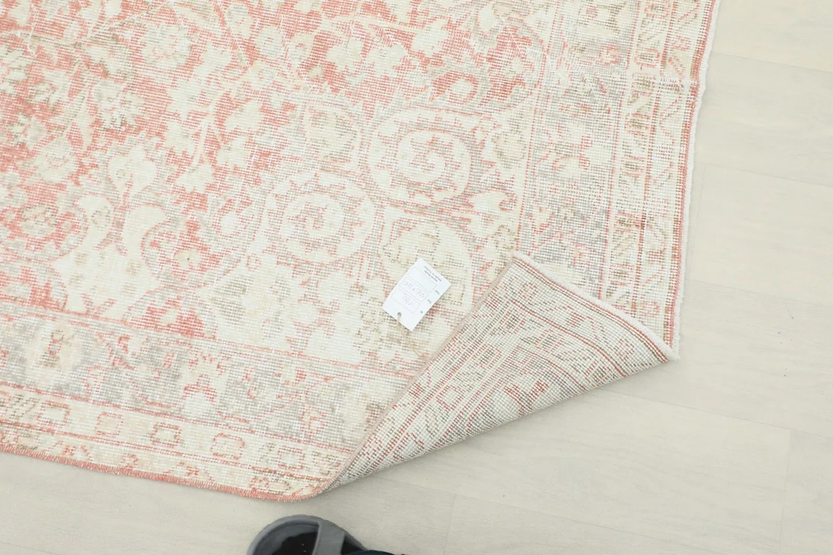 Corner of the rug with a size tag, showing the reverse side's construction details.