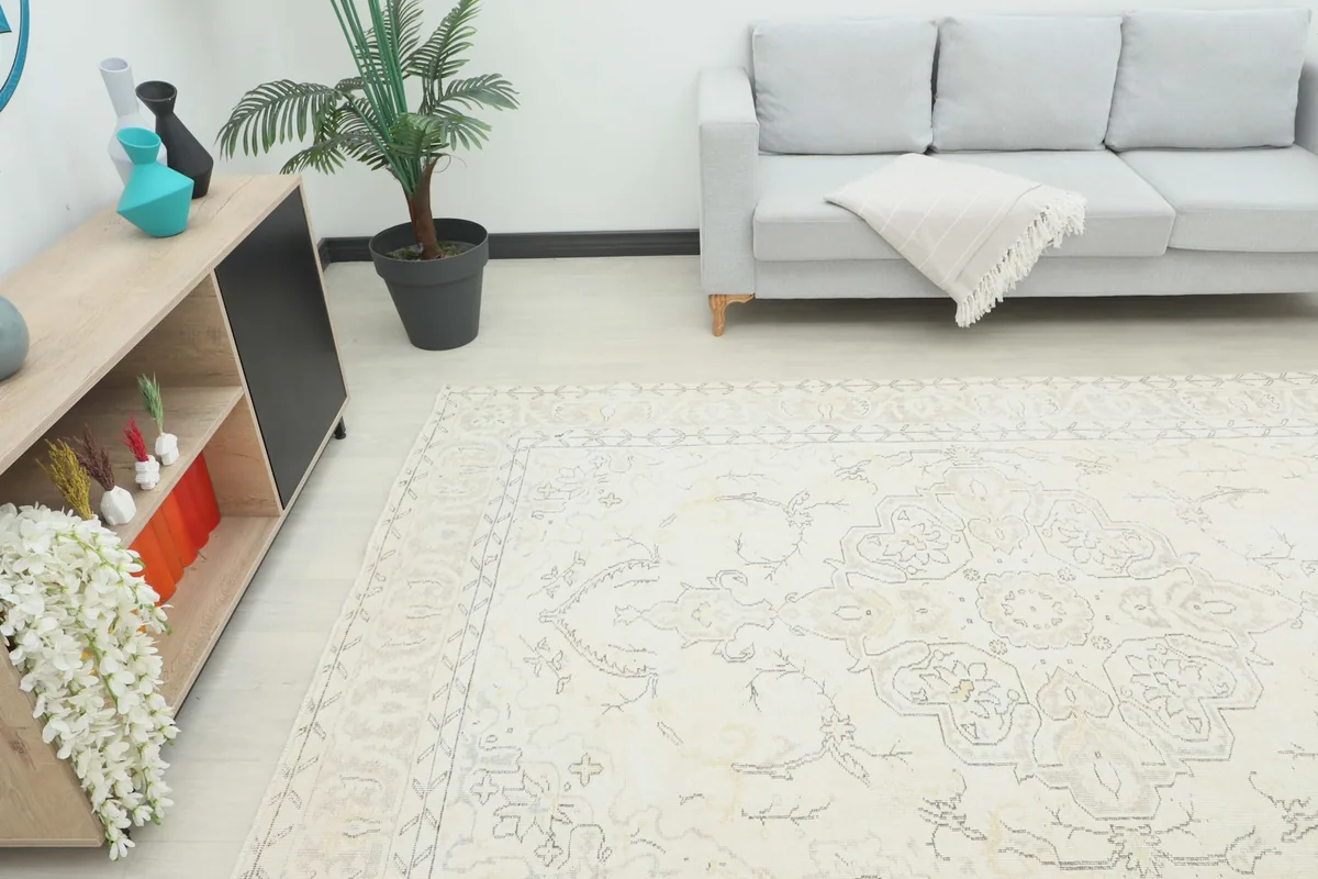View of the ivory and gray rug laid out in a room, showing its full length