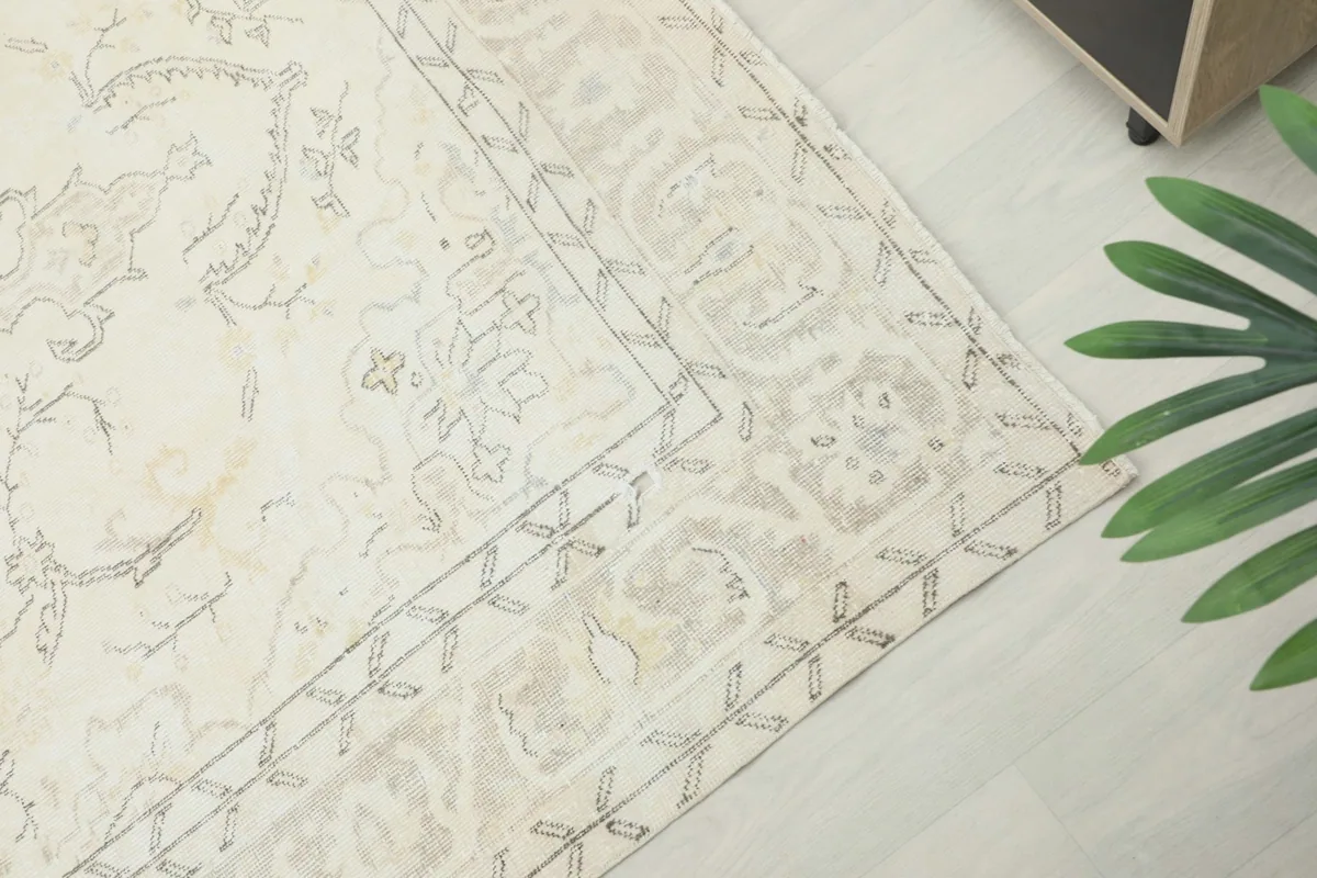 Corner detail of the rug's border pattern and field design