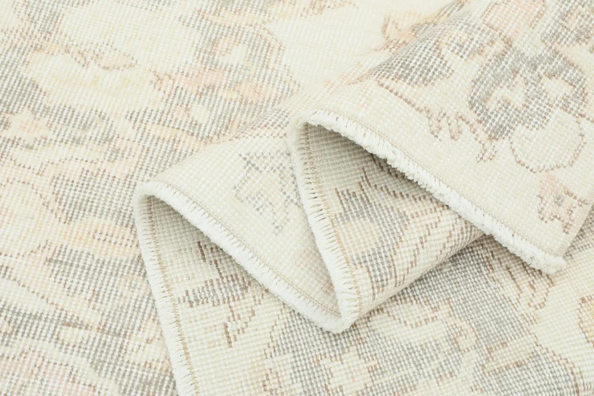 Close-up of the low wool pile and the texture of the hand-knotted surface